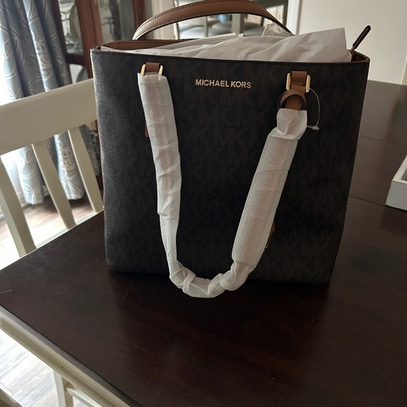 Michael Kors handbag - Picture 1 of 5